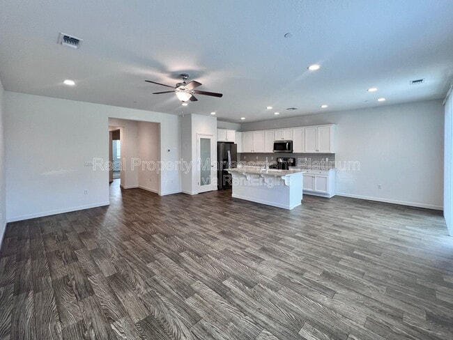 Building Photo - 6692 E Cambridge Ave