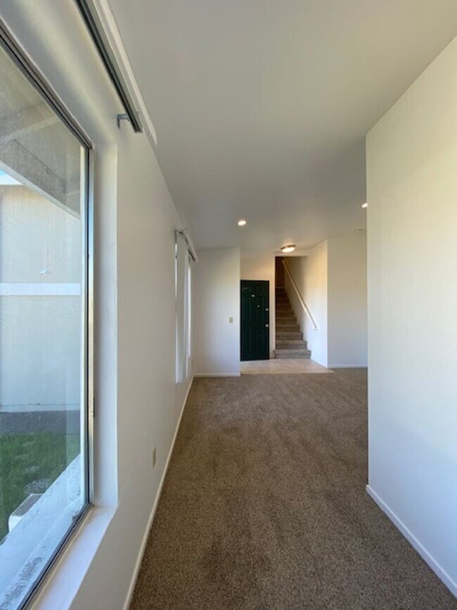 Building Photo - Spacious 3 Bed/2 Bath Duplex~ PG&E & Water...