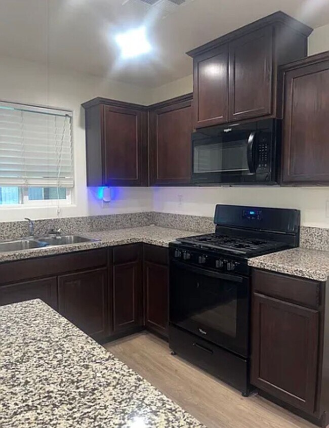 Building Photo - New 3 bedrooms 2 bath home move in ready
