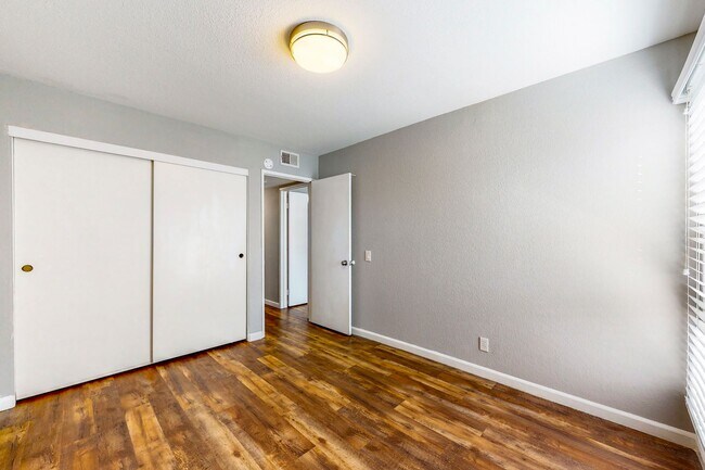 Building Photo - Great 2 Bedroom / 1 Bathroom Main-Level Un...