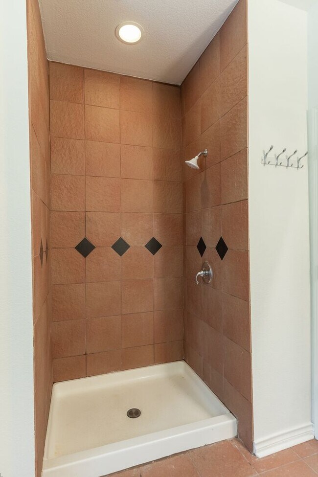 Building Photo - 3310 Silver Oaks Dr