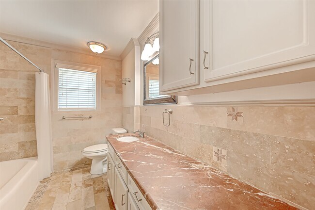 Building Photo - 5611 Briarbend Dr