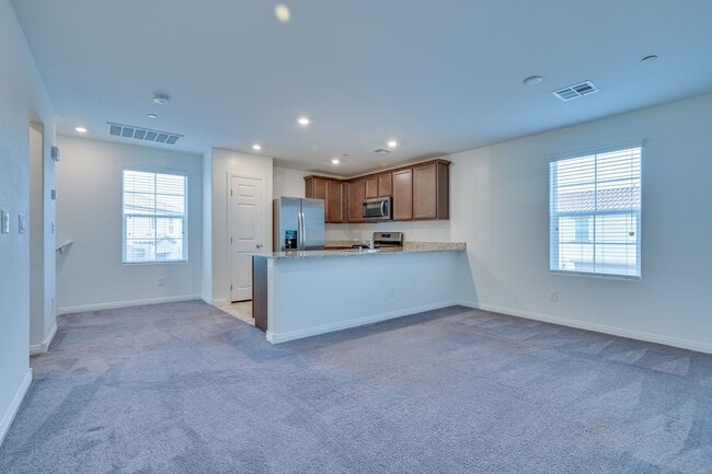 Building Photo - SE!!  Gated!! Community Pool!! Clubhouse!! Fitness Center!! Up Graded Appliances!!! 2 Car Garage!!