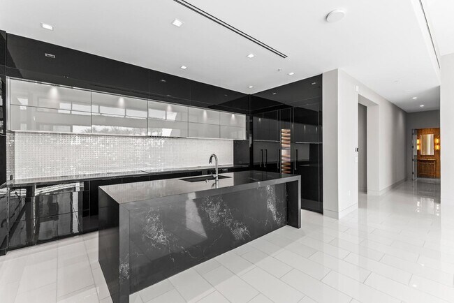 Building Photo - 6587 N Palmeraie Blvd