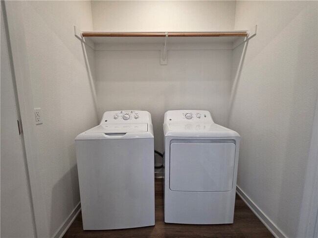 Building Photo - 802 N Crater Ave