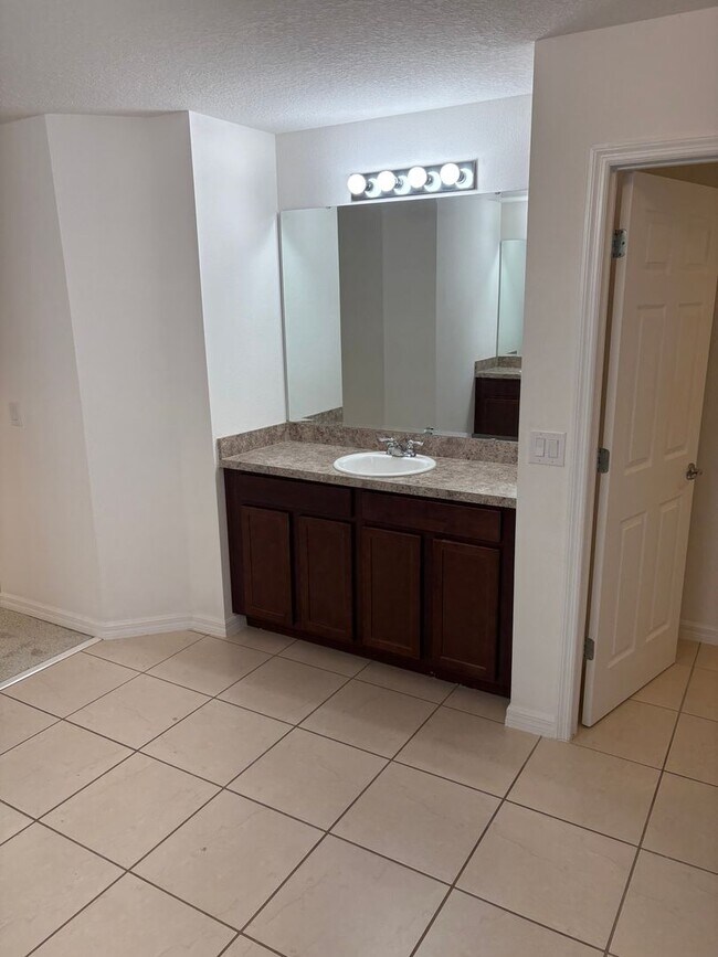 Building Photo - IMMEDIATE OCCUPANCY !!! LARGE// 5 Bedroom ...