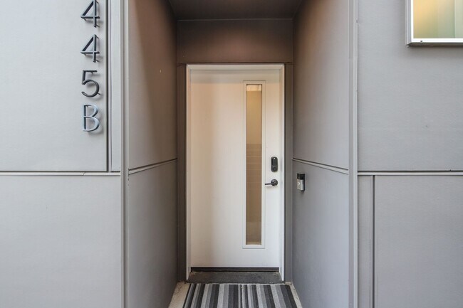 Building Photo - Delridge Townhome