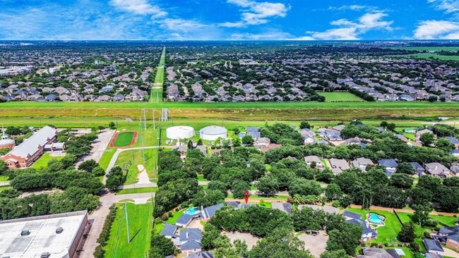 Building Photo - 1302 Raintree Cir