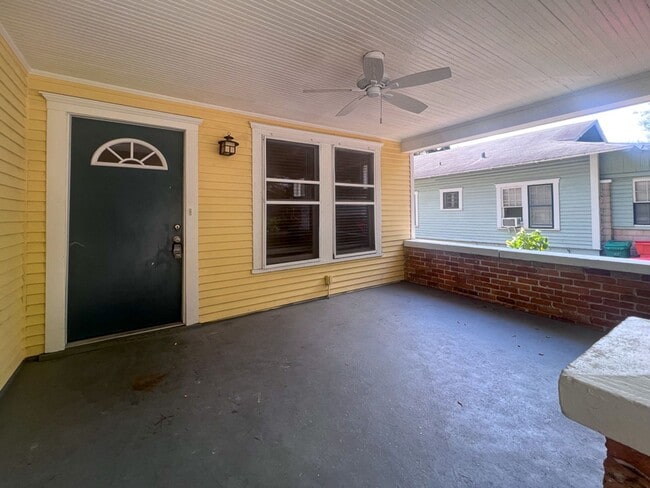 Building Photo - Pet Friendly 4BR/2BA Home off University A...