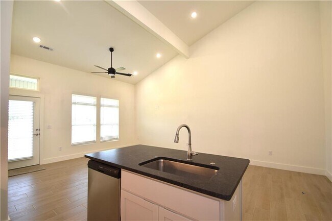 Building Photo - 401 Amethyst Rd