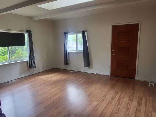 Building Photo - 2 bedroom 2 bath for rent in the NW Area o...