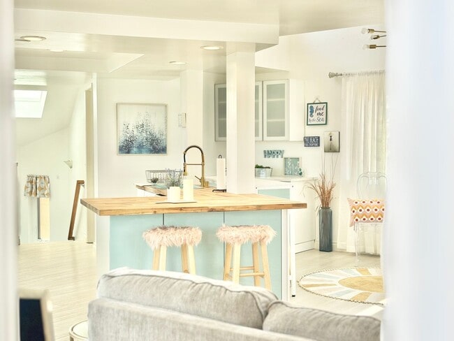 Building Photo - Oxnard / Silver Strand Beach / 2 bedroom 1...