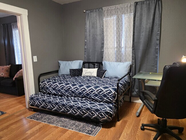 Building Photo - 132 N Estelle St