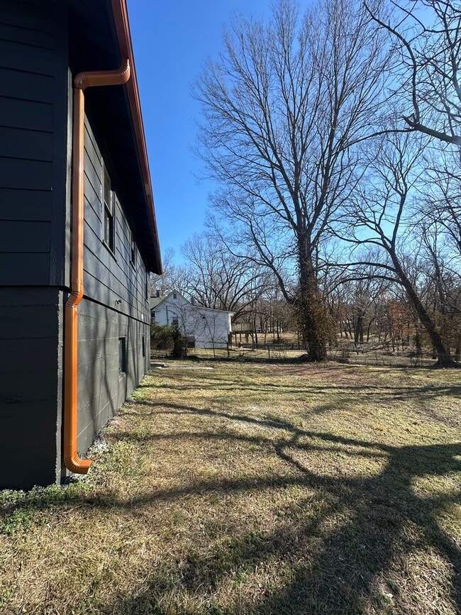 Building Photo - Move-In Ready 2-Bedroom Home Fully Updated With Spacious Yard