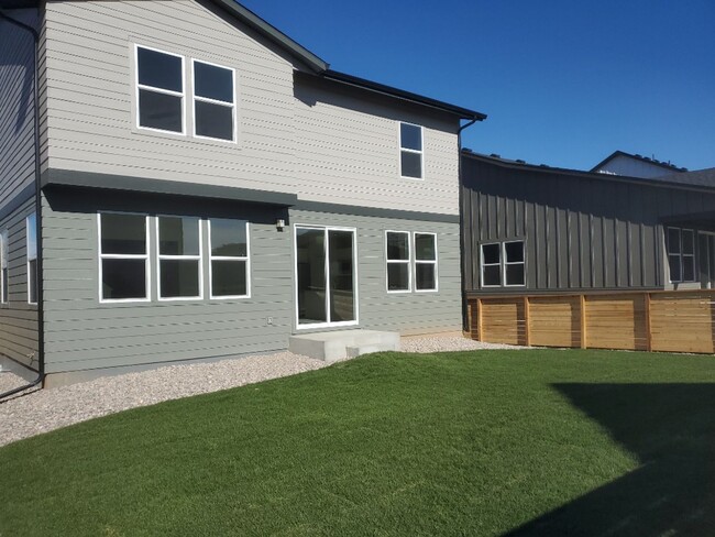 Building Photo - Exquisite 3 Bed 2.5 Bath Single Family Home