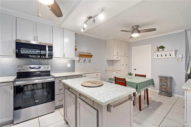 Building Photo - 5616 SE Riverboat Dr
