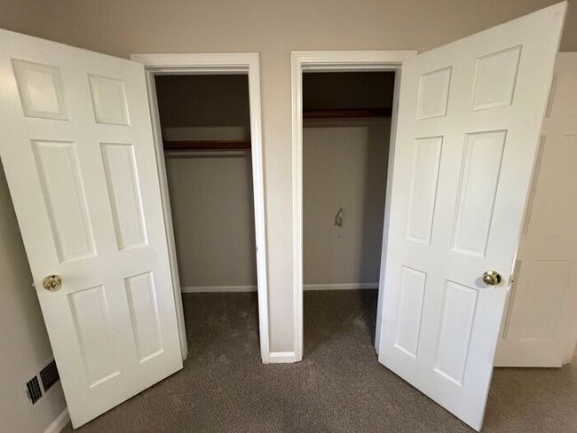 Building Photo - Beautiful 2 bedroom 1.5 bath town home!