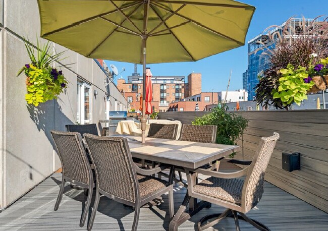 Building Photo - 1240 W Cottage Pl