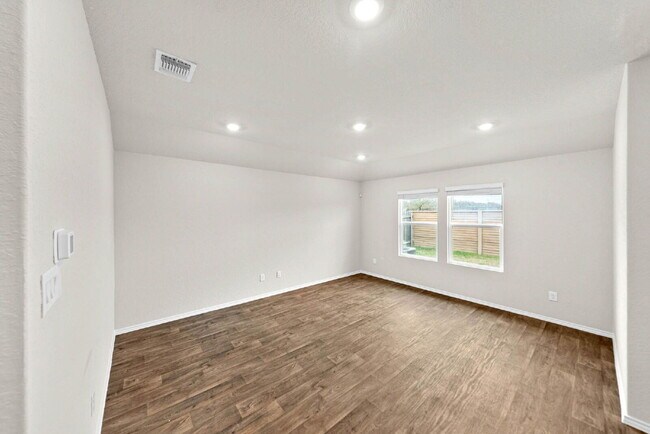 Building Photo - 1 MONTH FREE RENT WITH 18 - 24 MONTH LEASE!!! AVAILABLE THROUGH MARCH ONLY!