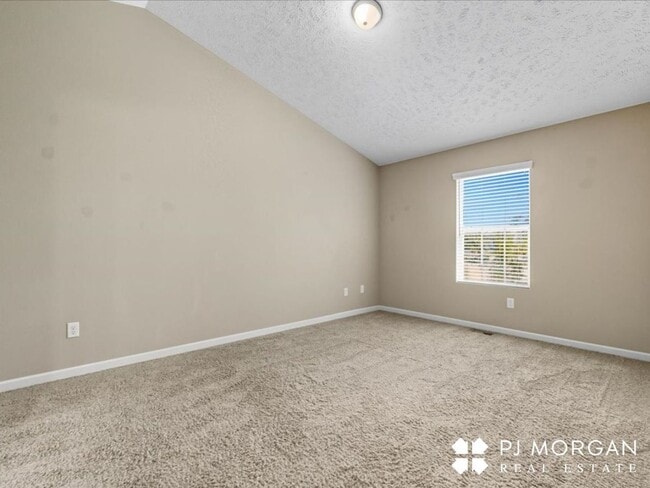 Building Photo - Townhome Rental with Lawn Care and Snow Re...