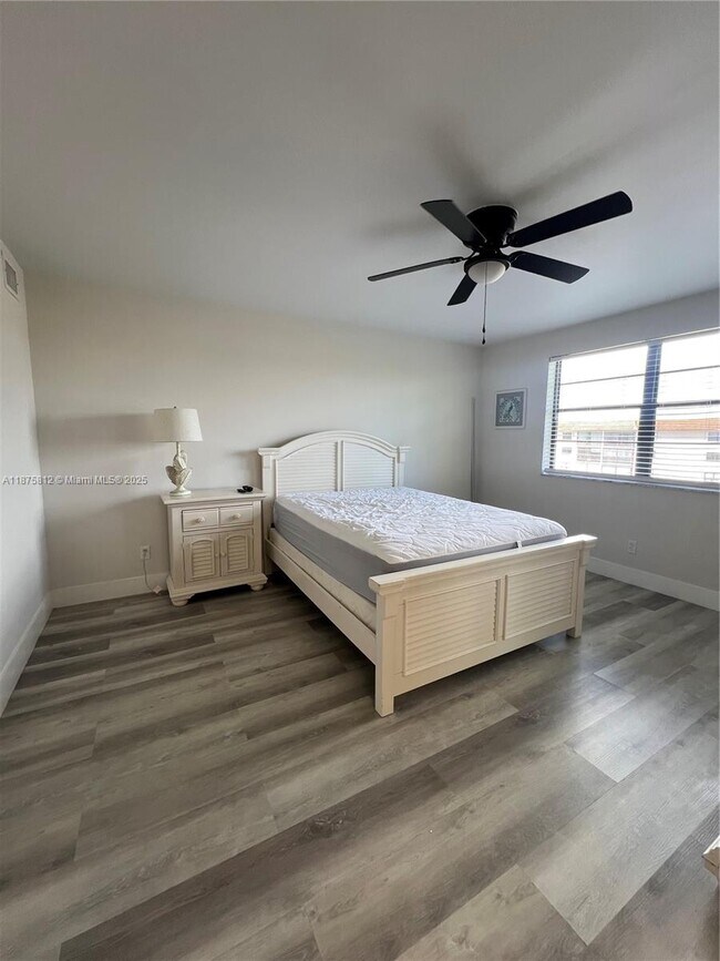 Building Photo - 4950 E Sabal Palm Blvd