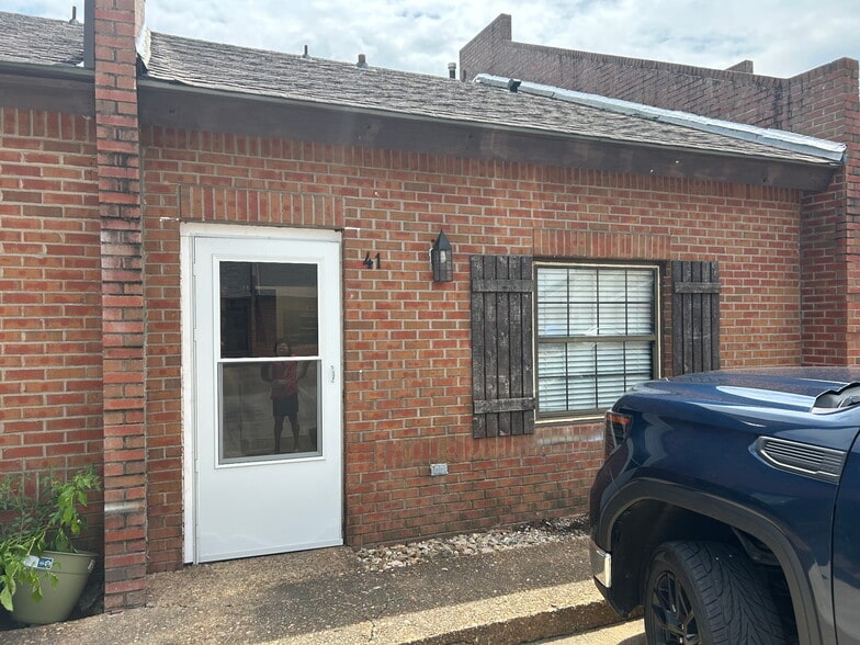 Building Photo - 2519 Forest Home Rd