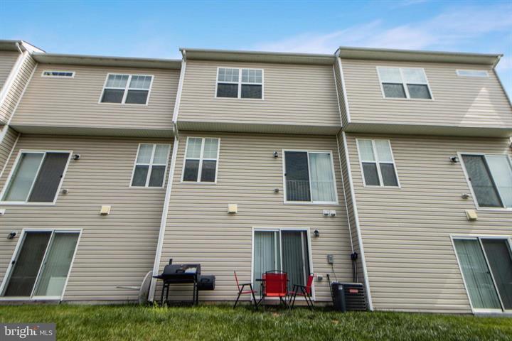 Building Photo - 7720 Village Park Dr