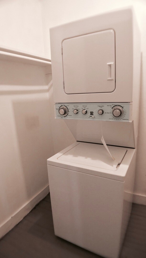 Building Photo - Charming 2BD 1BA Duplex in Crestwood!!