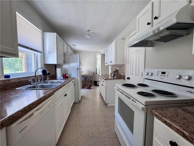 Building Photo - 2450 Lynn Iris Dr