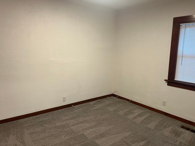 Building Photo - 929 E 57th St