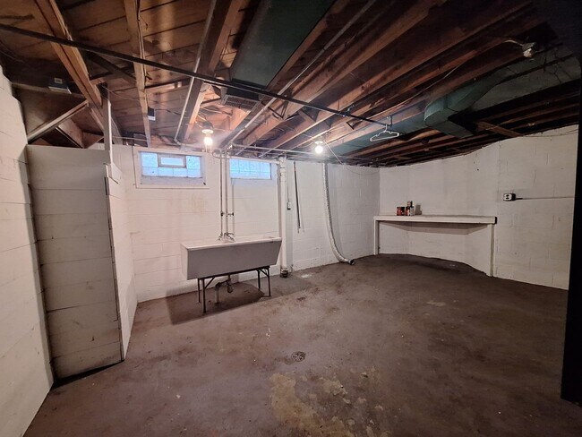 Building Photo - Charming 3 bedroom brick bungalow
