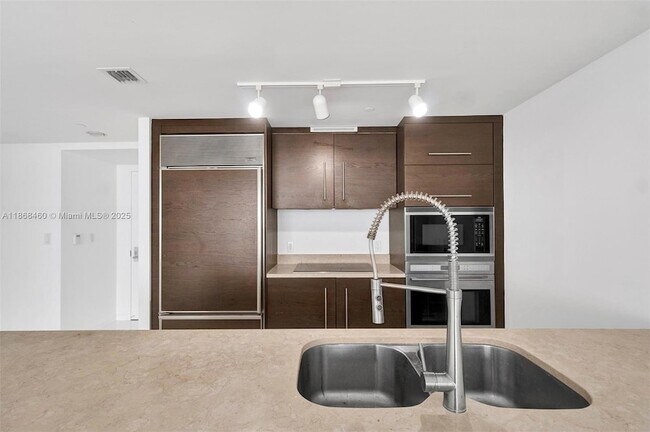 Building Photo - 465 Brickell Ave