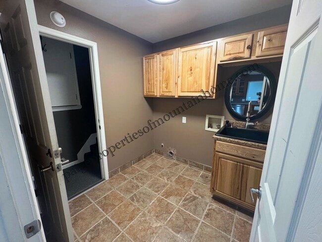 Building Photo - 4 Bed/2 Bath Home in Village Green