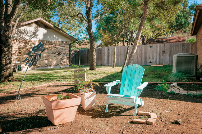 Building Photo - 6903 Fence Line Dr