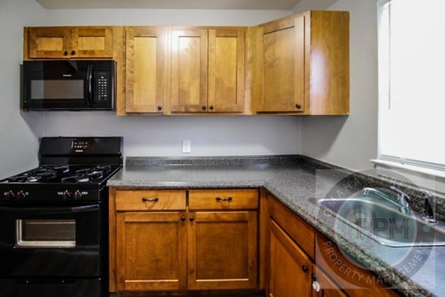 Building Photo - Fall Move In Special $495.00 off Deposit! ...