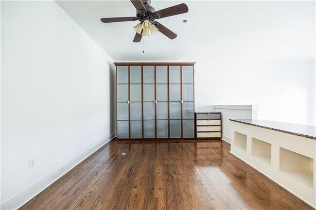 Building Photo - 1221 Caroline St NE