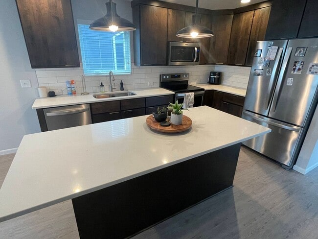 Building Photo - 2 bed / 2.5 bath townhouse in Fitchburg