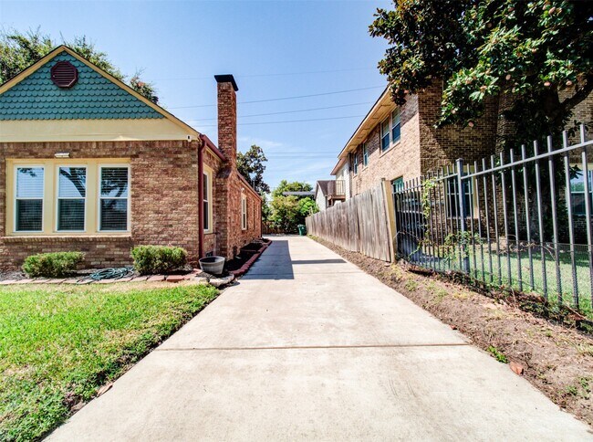 Building Photo - 2608 Rosewood St