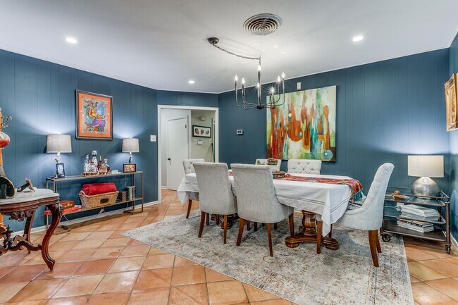 Building Photo - RENOVATED 3-BEDROOM IN NORTHWOOD