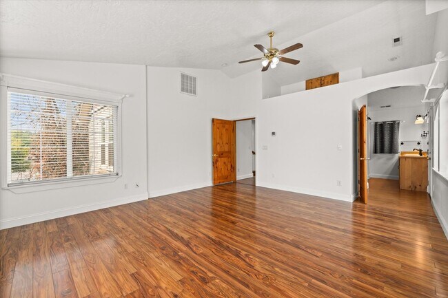 Building Photo - 4 Bed, 4 Bath on .62/acre! Close to BSU!