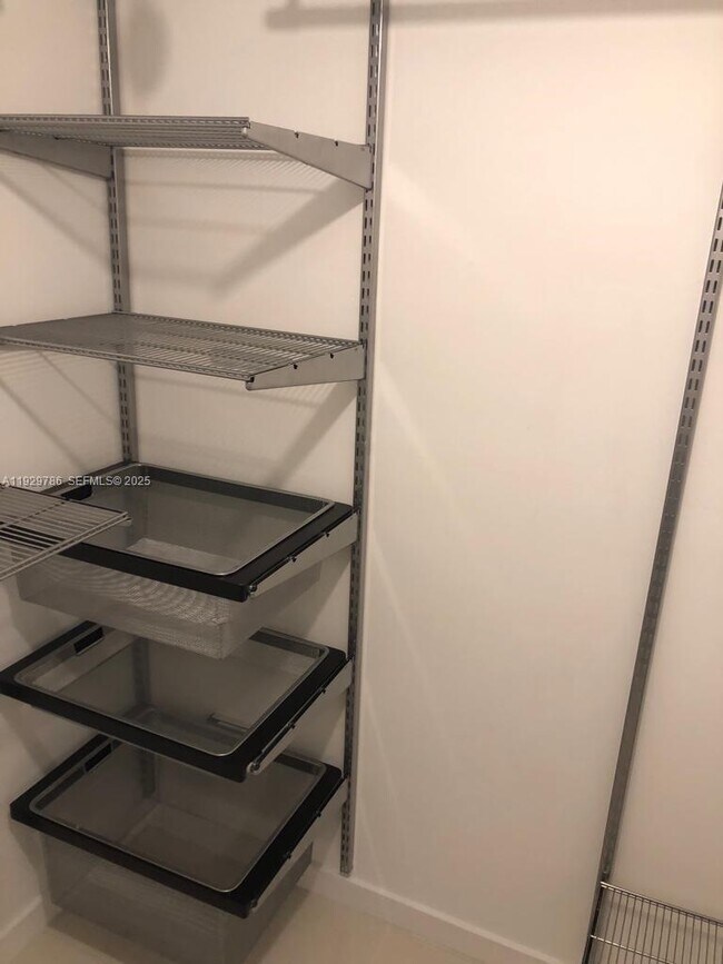 Building Photo - 200 Biscayne Blvd Way