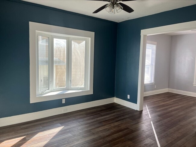 Building Photo - Adorable updated home in Moline!