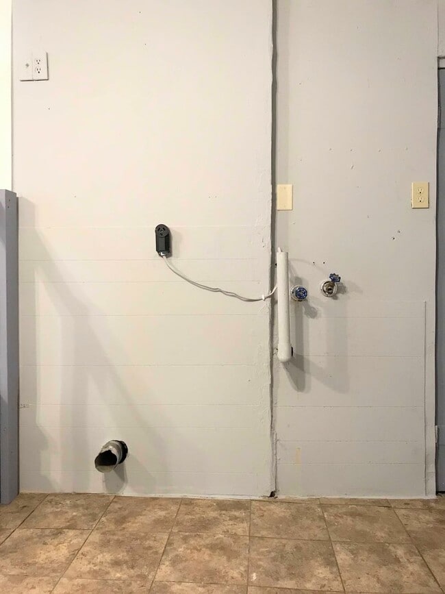 Building Photo - Clean 2 bedroom home