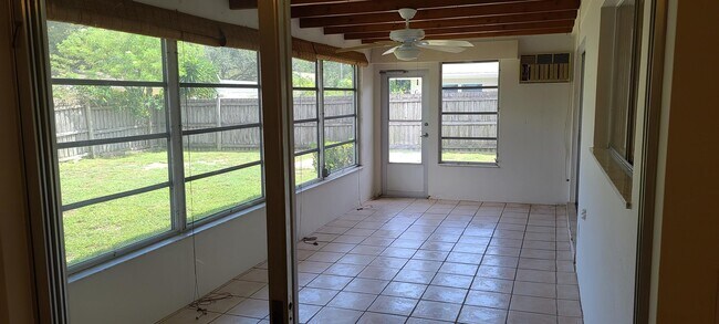 Building Photo - 1329 Fairfield Dr
