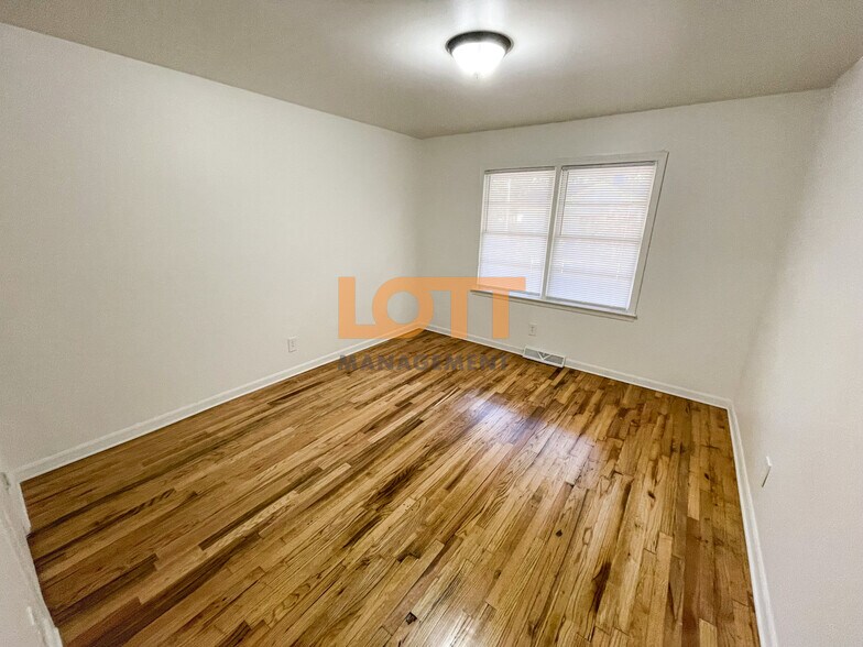 Building Photo - 203 King St