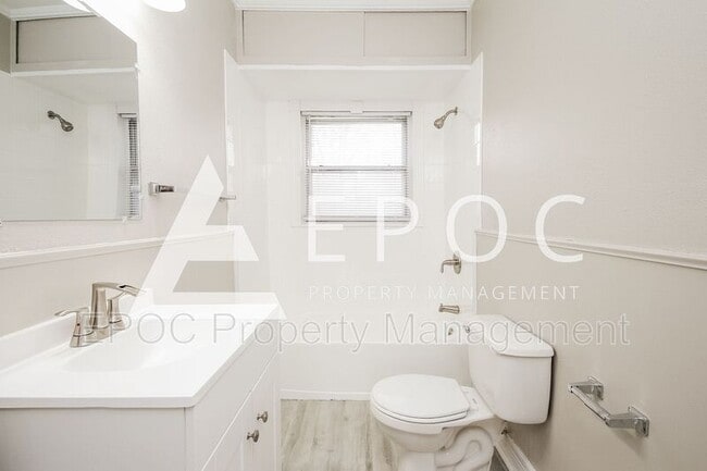 Building Photo - 817 N Gary Ave