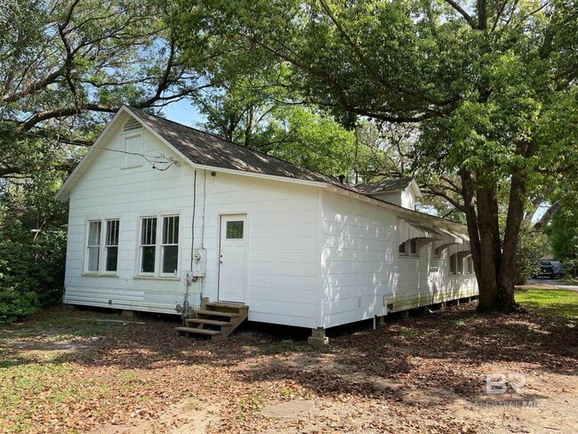 Building Photo - 216 W Rose Ave