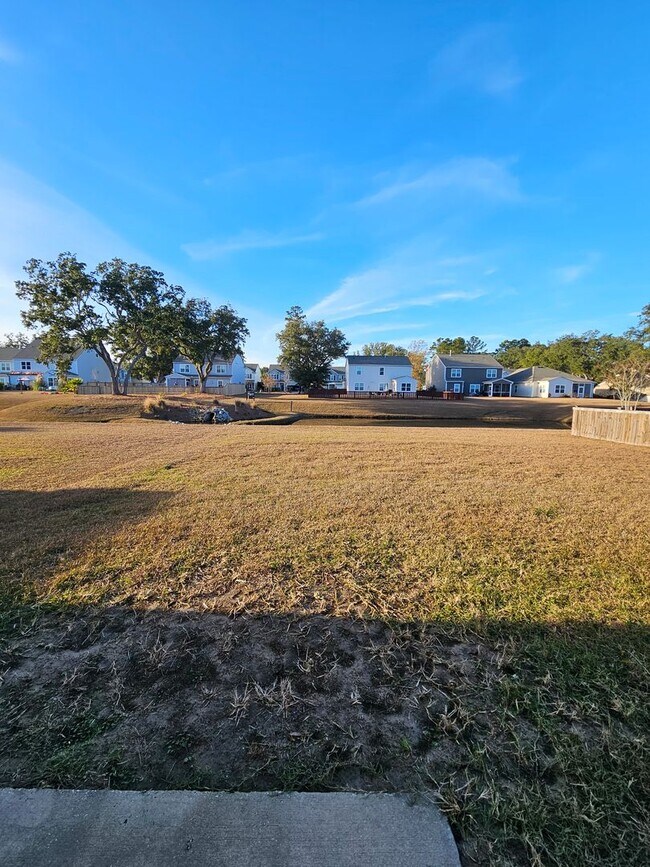 Building Photo - Spacious Two-Story Living on a Premium Lot...