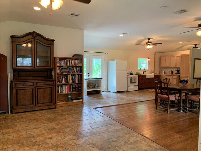 Building Photo - 1630 Crestdale Dr