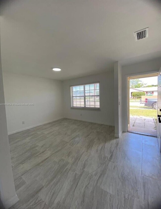 Building Photo - 2707 Essex Ct